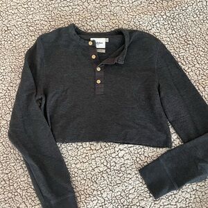 Cropped, long sleeved Henley